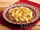 Рецепта Бъркани яйца със сирене, пресен лук и подправки